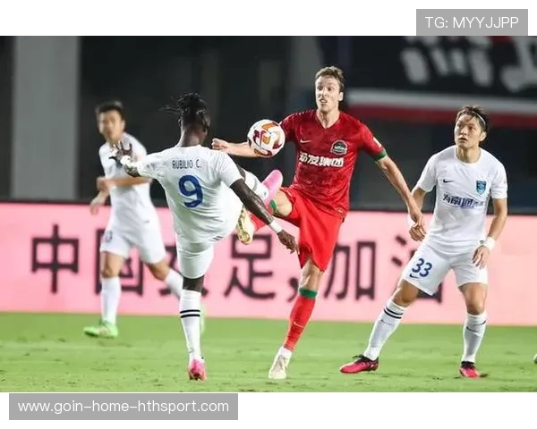 禁区内混战补射形成赛季最佳镜头